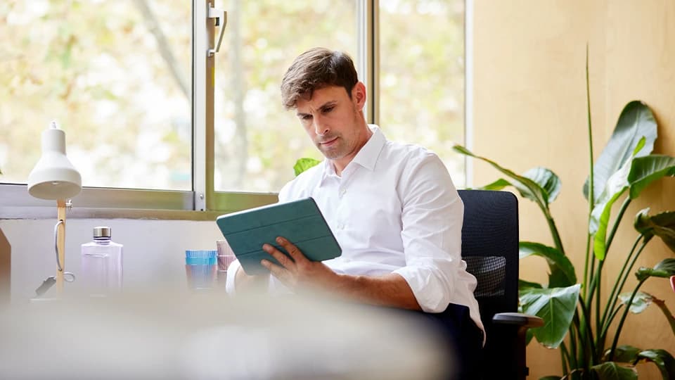 Mies katsoo tablettia