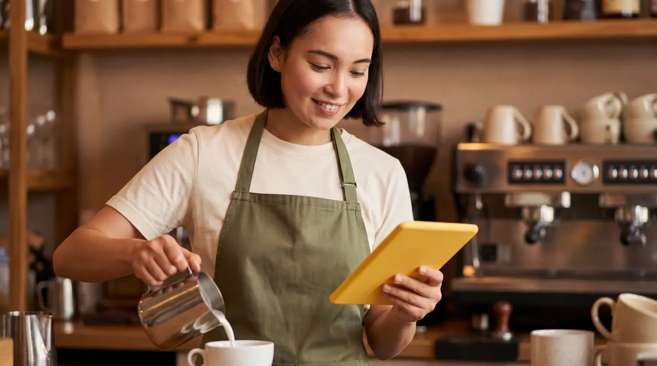barista-lookinga-at-tablet